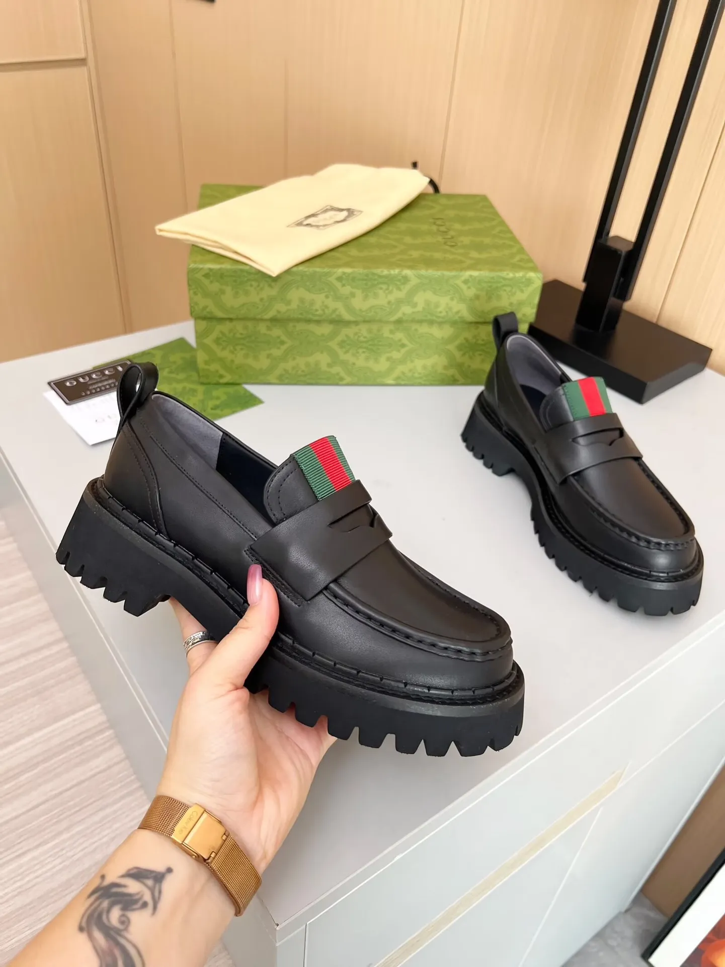 👟👟Ex-factory price 480👟👟 ✅The latest Gucci GUCCI loafers at the counter. They are mainly matched with various styles of trendy clothes to highlight their fashion. ✅ A must-have recommended➡️Especially easy to put on and take off. Fabric: cowhide, open edge beads. Inner/foot pads: cow lining. Color: black. Size: 34-41 (34, 41 need to be customized) Heel height: 5cm Outsole: Foam outsole material ✅ Comes with cloth bag card